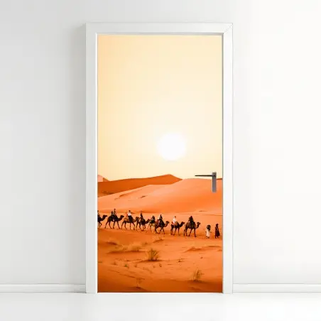 Adesivo per porta carovana nel deserto al tramonto • Wallissimo®