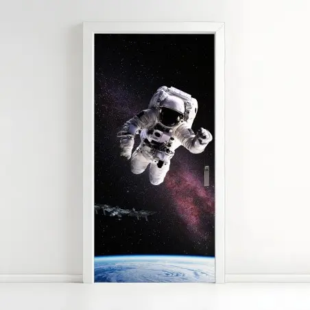 Adesivo per porta astronauta in orbita sopra la terra • Wallissimo®