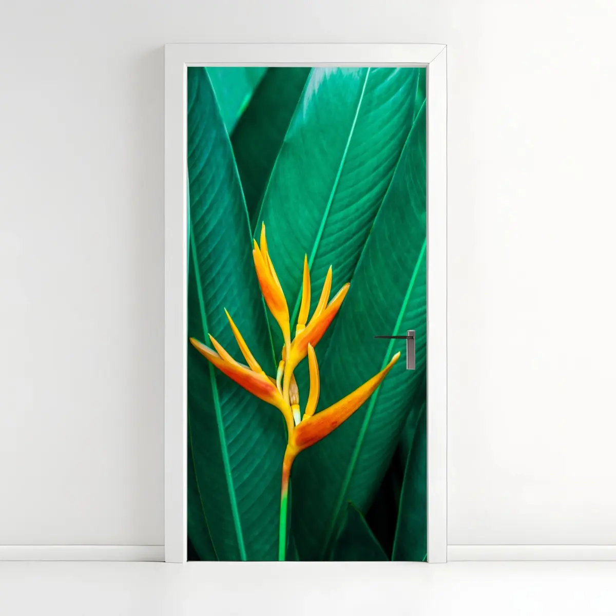 Adesivo per porta fiore tropicale su fogliame verde intenso • Wallissimo®