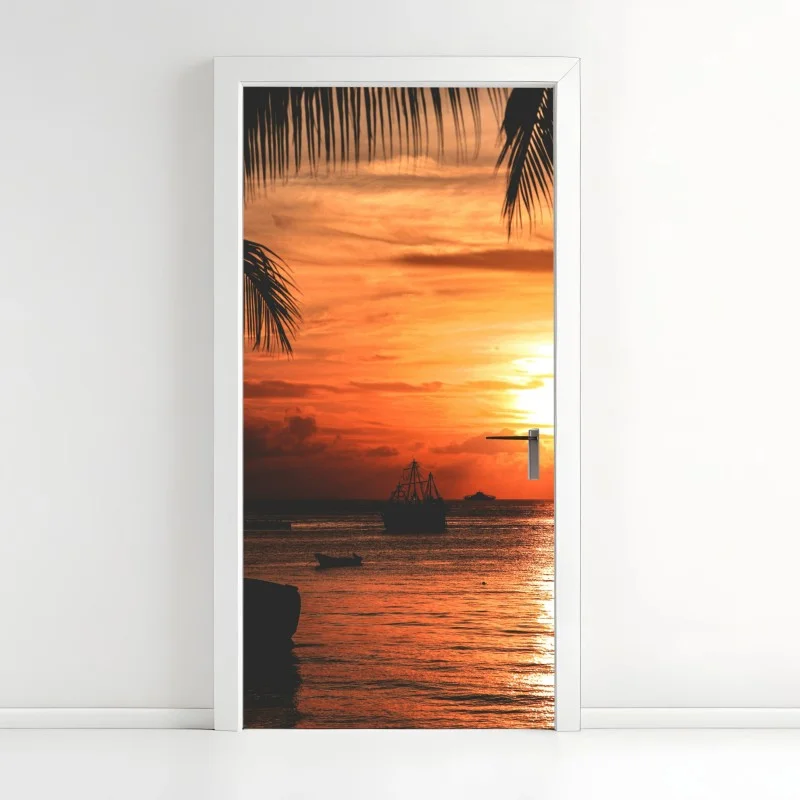 Adesivo per porta tramonto tropicale sul mare con palme e barche