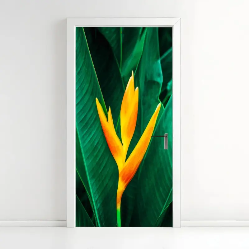 Adesivo per porta eleganza tropicale: fiore giallo su foglie verdi