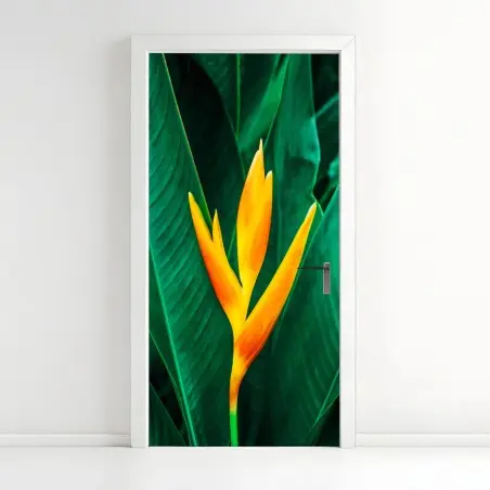 Adesivo per porta eleganza tropicale: fiore giallo su foglie verdi • Wallissimo®