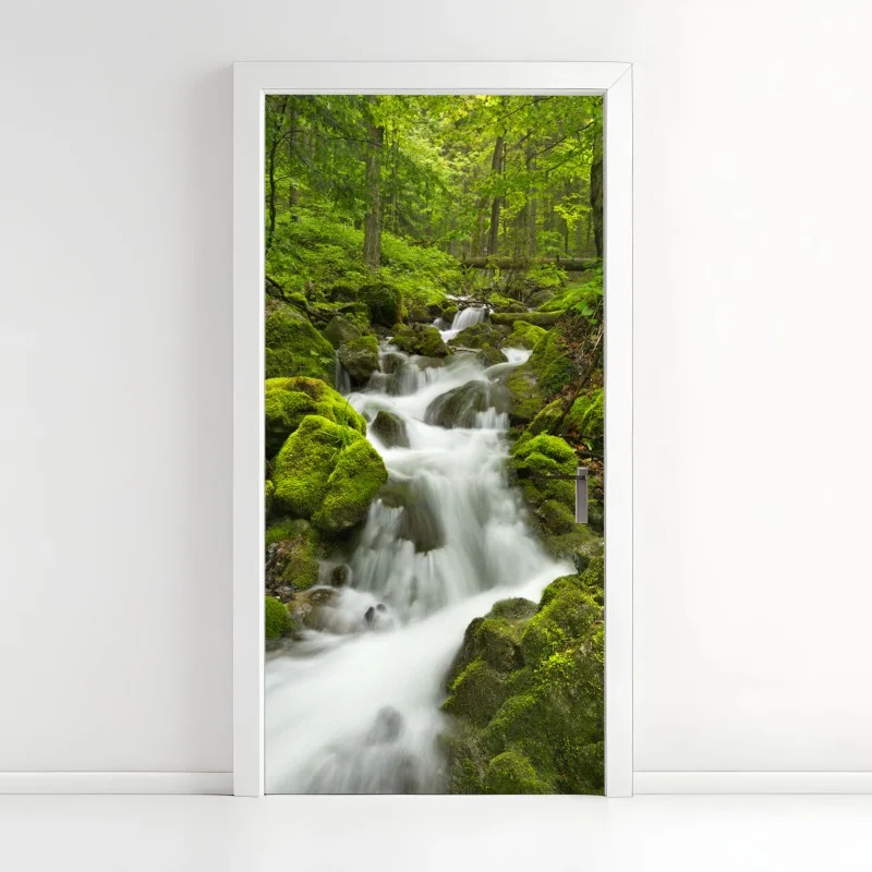 Adesivo per porta cascata di smeraldo nella foresta di Slovenský Raj