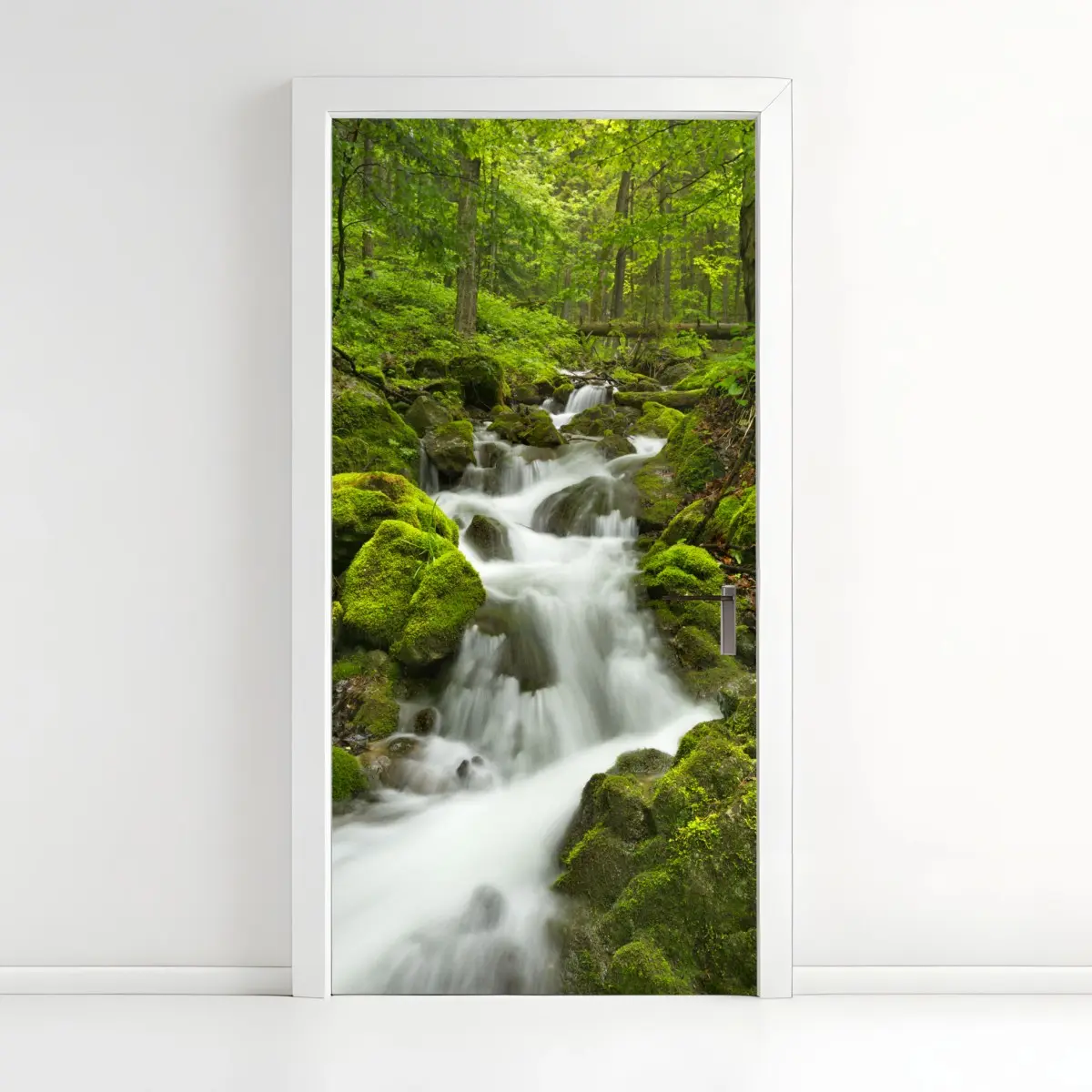 Adesivo per porta cascata di smeraldo nella foresta di Slovenský Raj • Wallissimo®