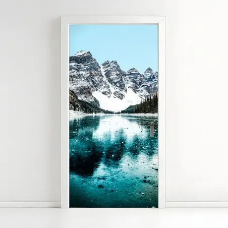 Adesivo per porta vista montana innevata con lago turchese riflettente • Wallissimo®