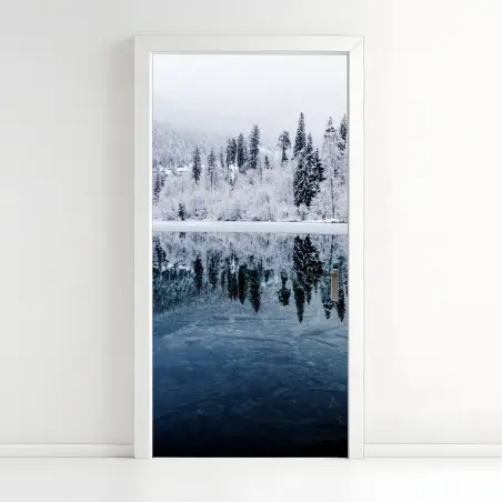 Adesivo per porta riflessi di neve sul lago • Wallissimo®