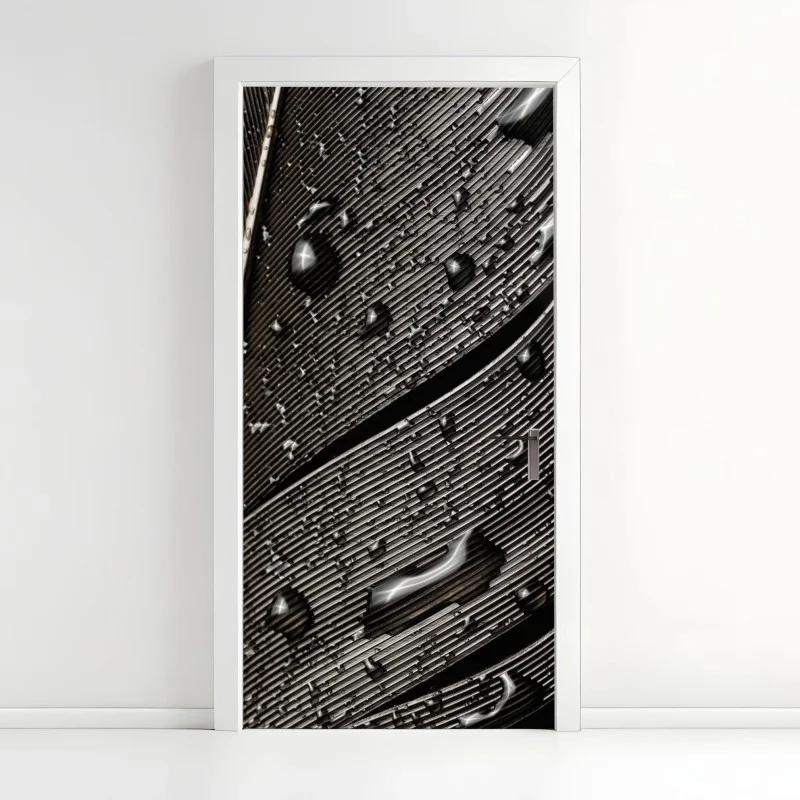 Adesivo per porta dettaglio di piuma bagnata in bianco e nero