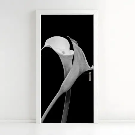 Adesivo per porta eleganza di calla in bianco e nero • Wallissimo®