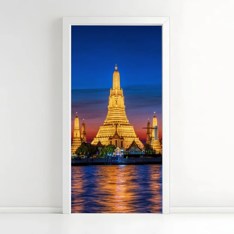 Adesivo per porta suggestiva vista notturna di Wat Arun