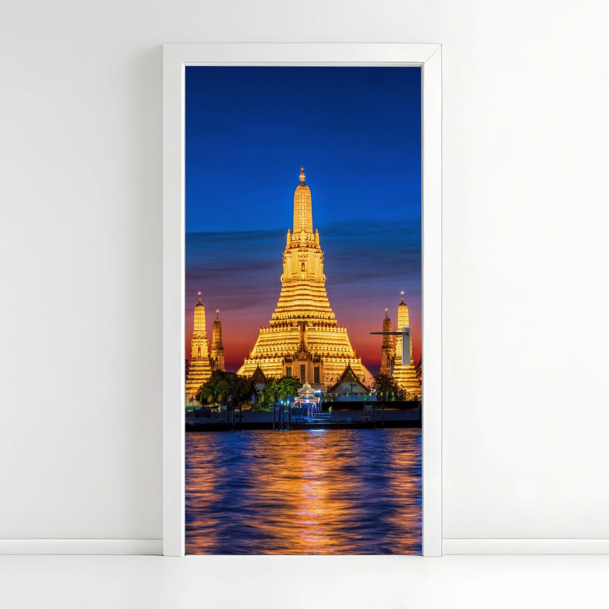 Adesivo per porta suggestiva vista notturna di Wat Arun • Wallissimo®