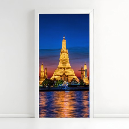 Adesivo per porta suggestiva vista notturna di Wat Arun • Wallissimo®