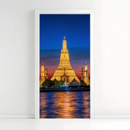 Adesivo per porta suggestiva vista notturna di Wat Arun • Wallissimo®