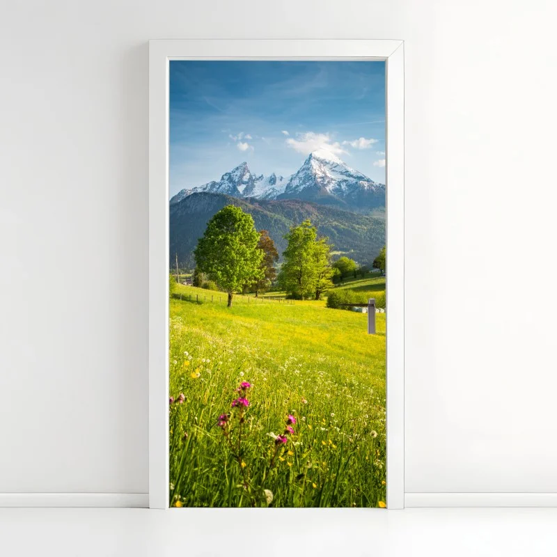 Adesivo per porta panorama alpino primaverile con prati fioriti