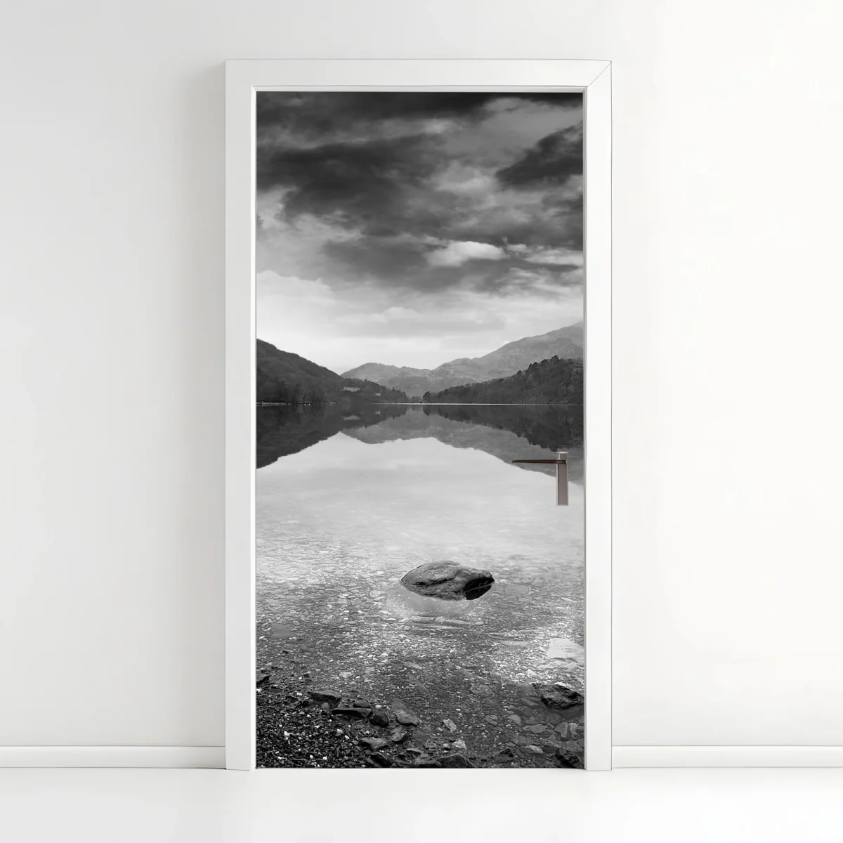 Adesivo per porta riflessi silenziosi sul lago • Wallissimo® Adesivo per porta riflessi silenziosi sul lago • Wallissimo®