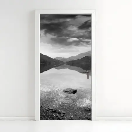 Adesivo per porta riflessi silenziosi sul lago • Wallissimo®
