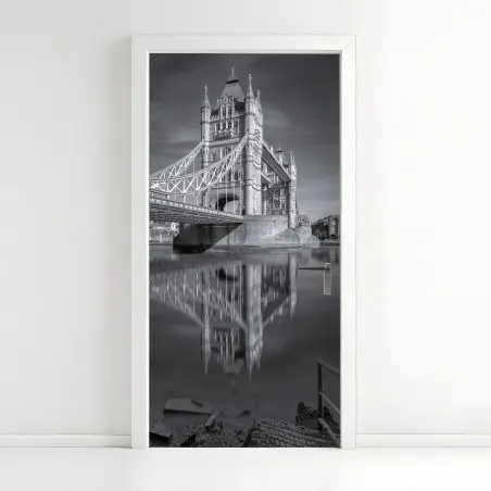 Adesivo per porta riflessi di Tower Bridge a Londra • Wallissimo®