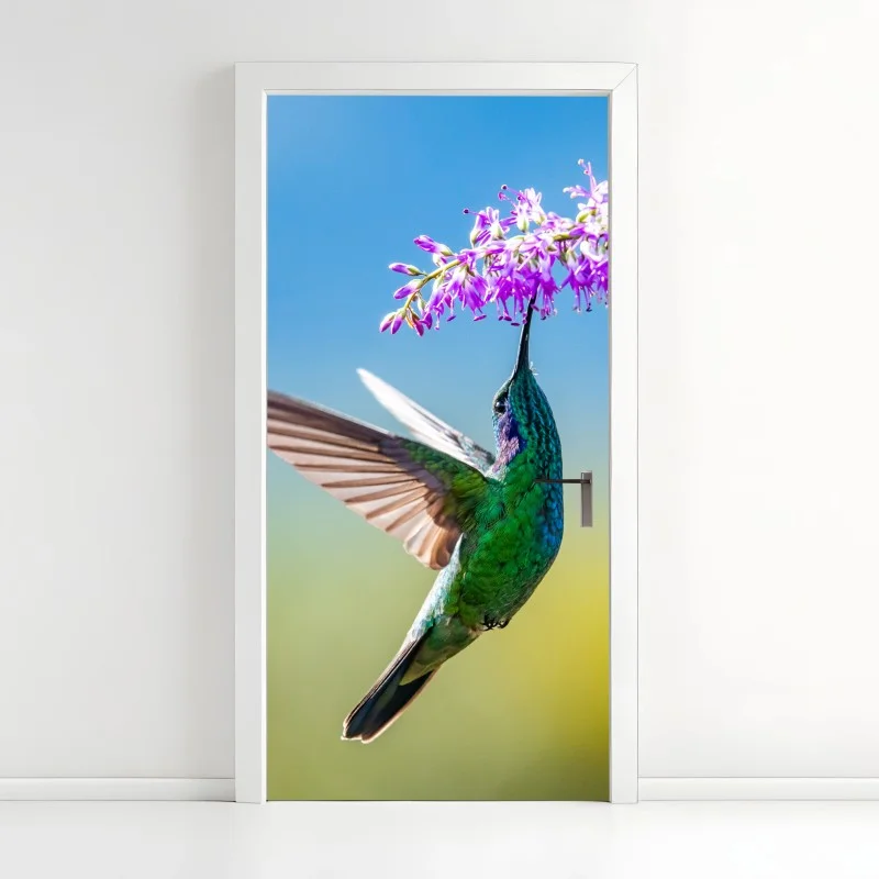 Adesivo per porta colibrì smeraldo in volo tra fiori viola