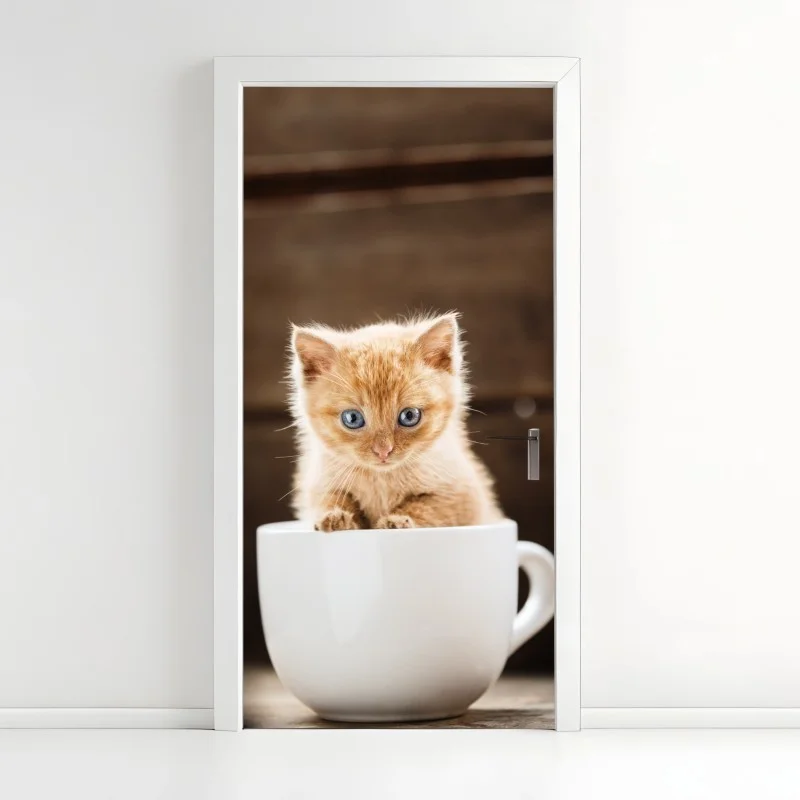 Adesivo per porta gattino arancione nella tazza