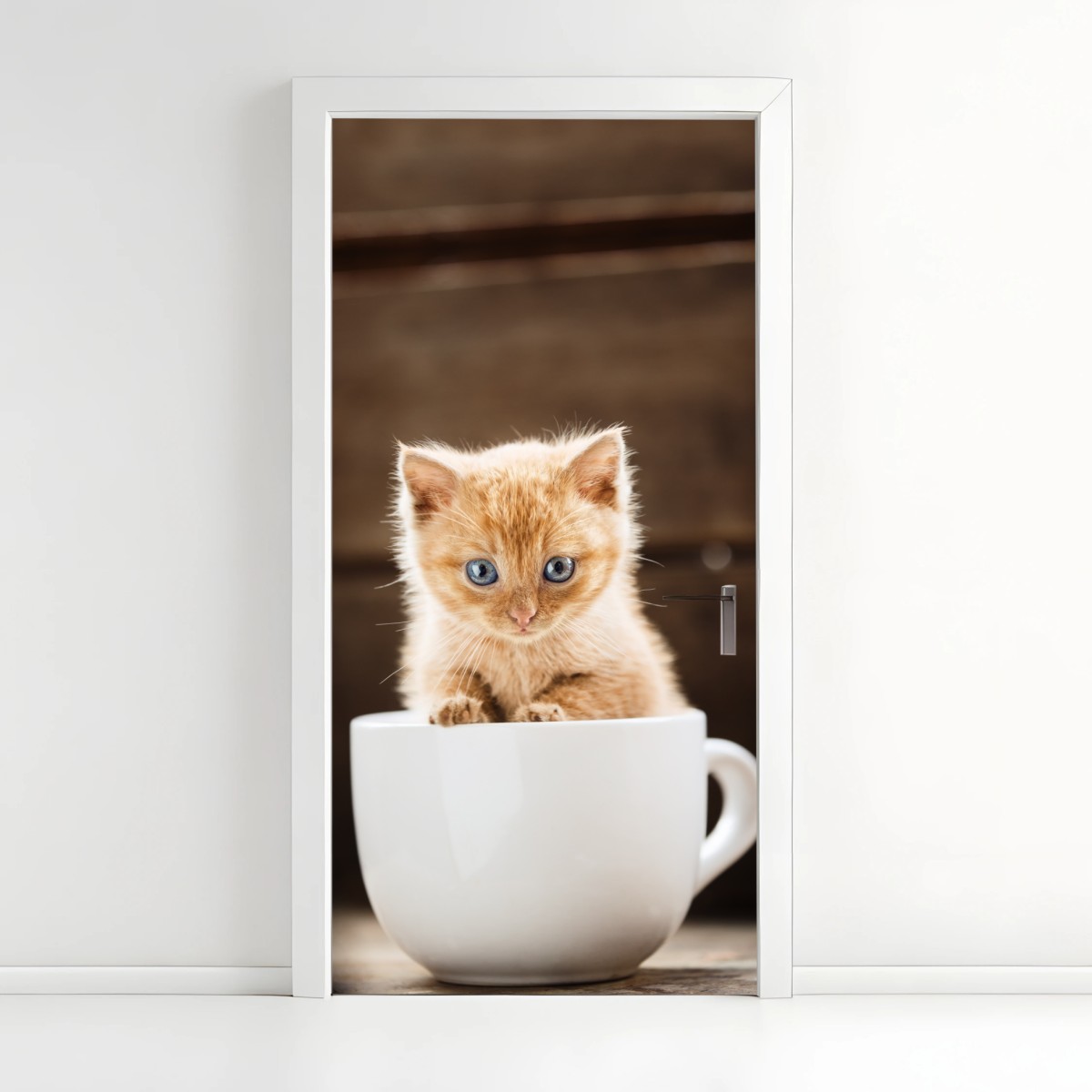 Adesivo per porta gattino arancione nella tazza • Wallissimo®