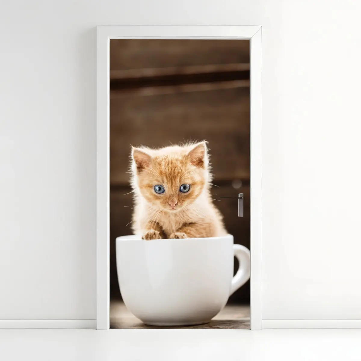 Adesivo per porta gattino arancione nella tazza • Wallissimo®