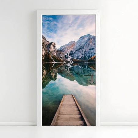 Adesivo per porta molo verso il lago riflesso autunnale • Wallissimo®