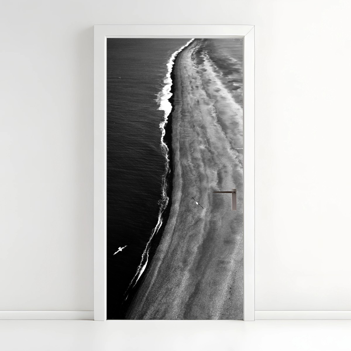 Adesivo per porta spiaggia in bianco e nero vista dall'alto • Wallissimo®