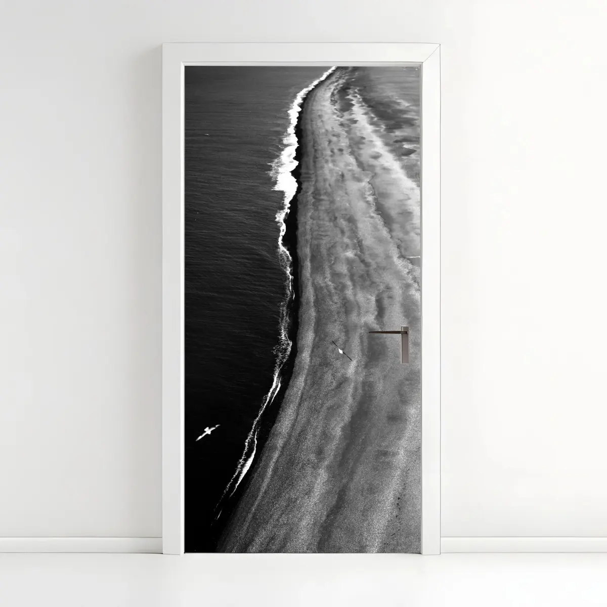 Adesivo per porta spiaggia in bianco e nero vista dall'alto • Wallissimo®