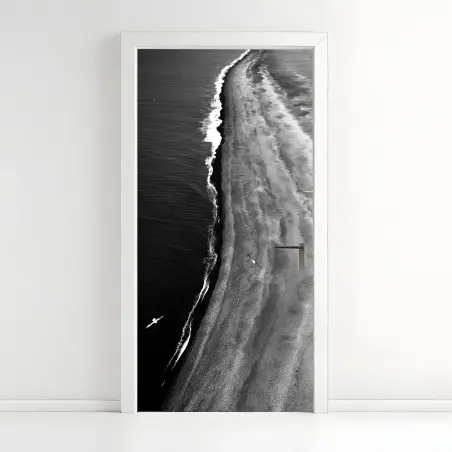 Adesivo per porta spiaggia in bianco e nero vista dall'alto • Wallissimo®