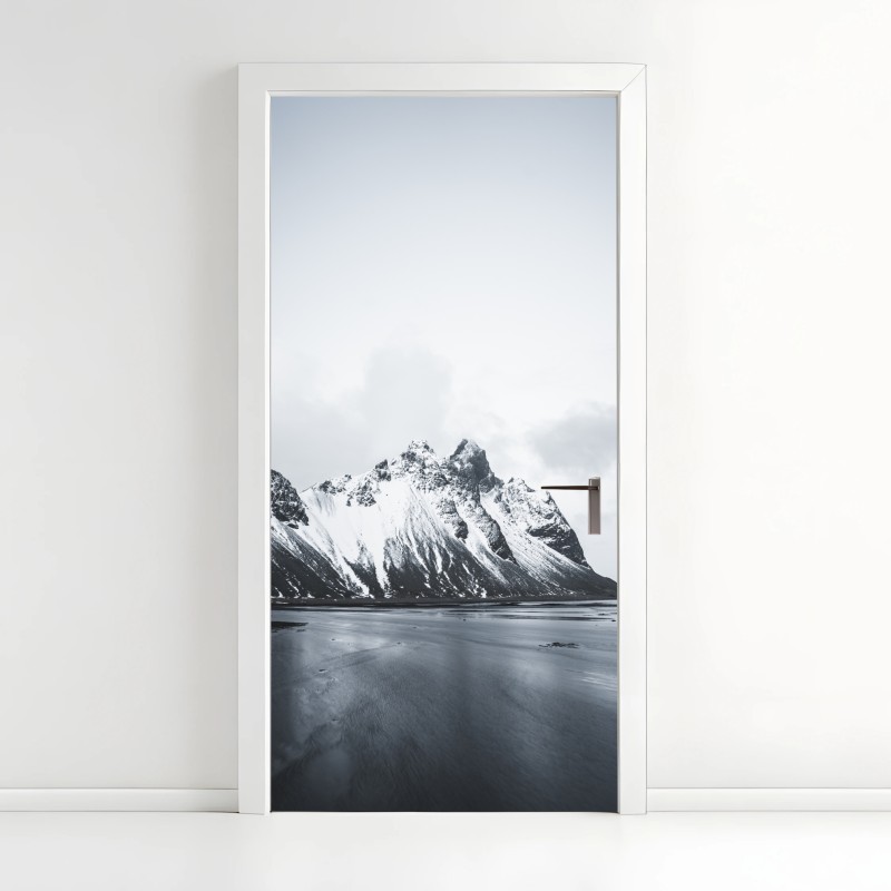 Adesivo per porta paesaggio montano innevato in bianco e nero