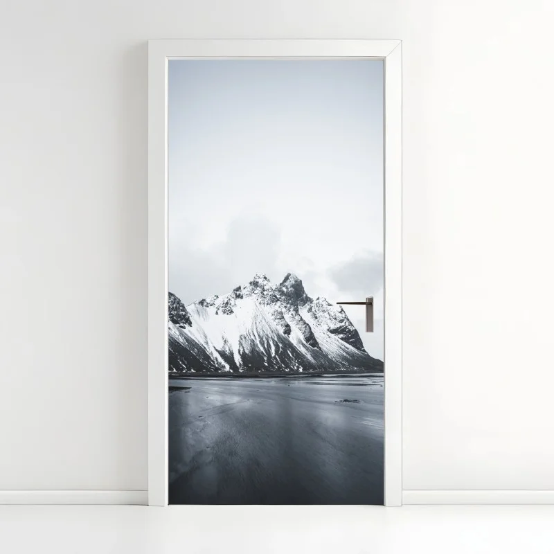 Adesivo per porta paesaggio montano innevato in bianco e nero