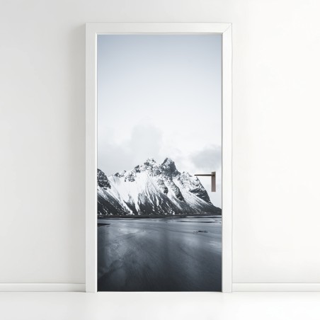 Adesivo per porta paesaggio montano innevato in bianco e nero • Wallissimo®