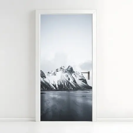 Adesivo per porta paesaggio montano innevato in bianco e nero • Wallissimo®
