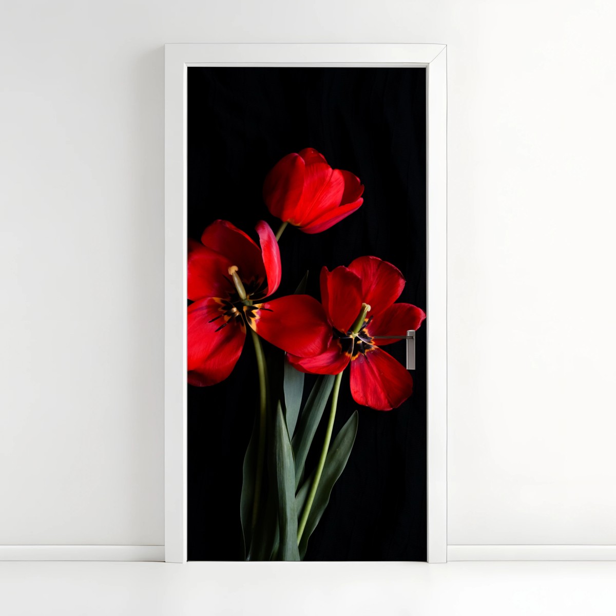 Adesivo per porta tulipani rossi su sfondo nero • Wallissimo®