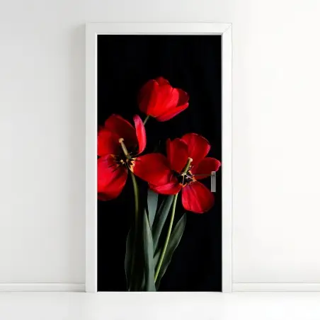 Adesivo per porta tulipani rossi su sfondo nero • Wallissimo®