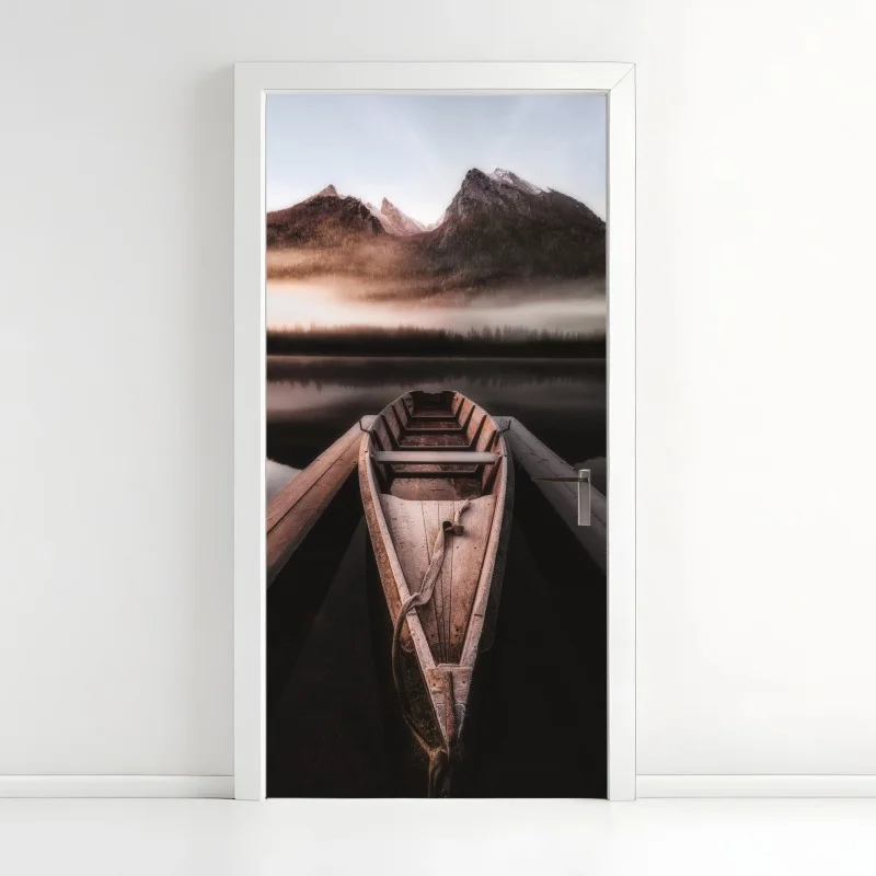 Adesivo per porta barca solitaria sul lago nella nebbia