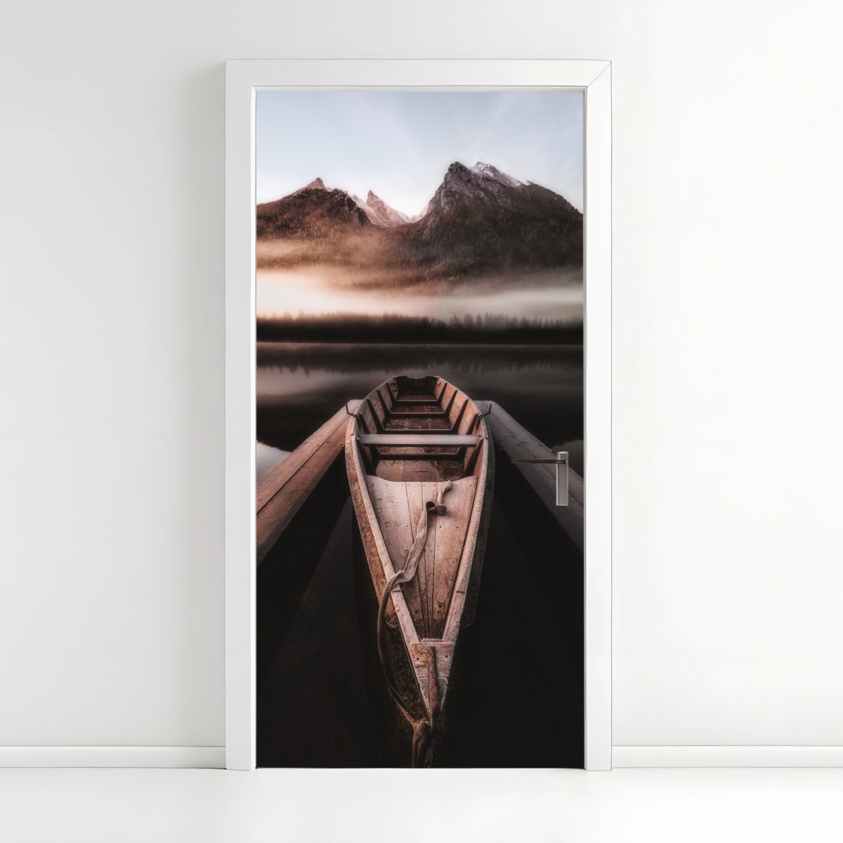 Adesivo per porta barca solitaria sul lago nella nebbia • Wallissimo®