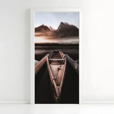 Adesivo per porta barca solitaria sul lago nella nebbia • Wallissimo®