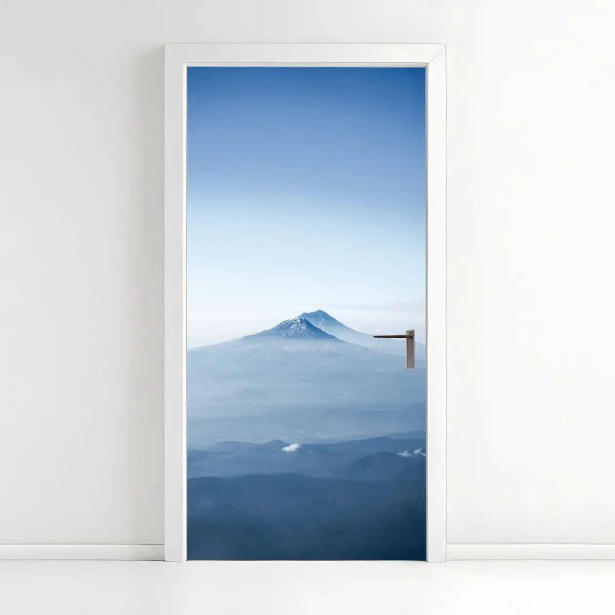 Adesivo per porta paesaggio montano avvolto nella nebbia • Wallissimo®