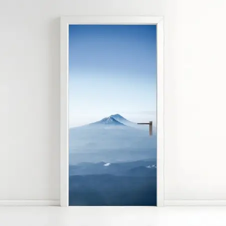 Adesivo per porta paesaggio montano avvolto nella nebbia • Wallissimo®
