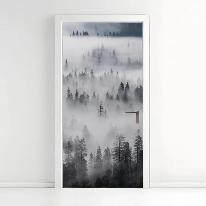 Adesivo per porta foresta avvolta nella nebbia