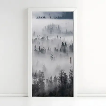 Adesivo per porta foresta avvolta nella nebbia • Wallissimo®