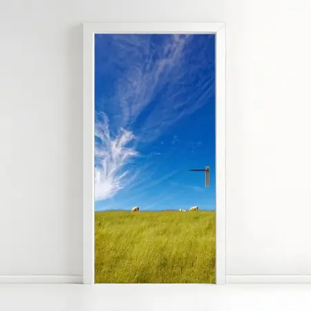 Adesivo per porta collina di pecore sotto un cielo infinito • Wallissimo®