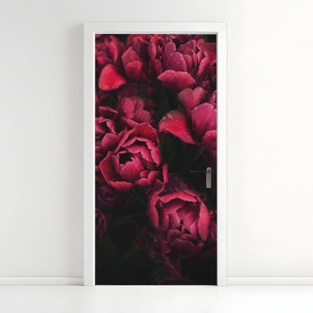 Adesivo per porta tulipani rubino con gocce di rugiada • Wallissimo®