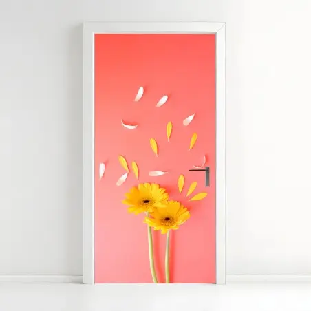 Adesivo per porta gerbere gialle su sfondo corallo con petali volanti • Wallissimo®