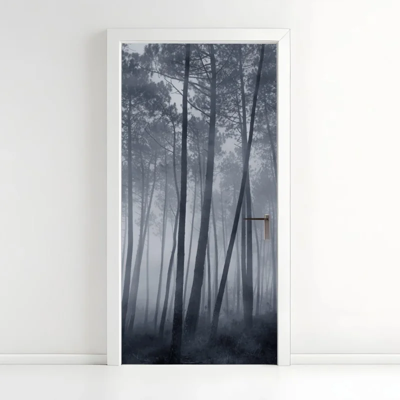 Adesivo per porta foresta di pini nella nebbia notturna