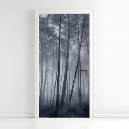 Adesivo per porta foresta di pini nella nebbia notturna • Wallissimo®