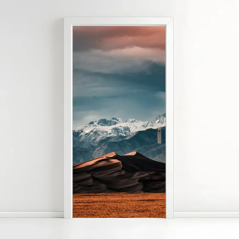Adesivo per porta dune al crepuscolo davanti a montagne innevate