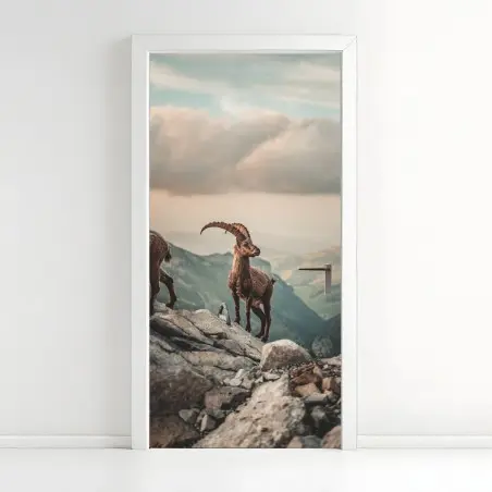 Adesivo per porta stambecco sulle creste rocciose al tramonto • Wallissimo®