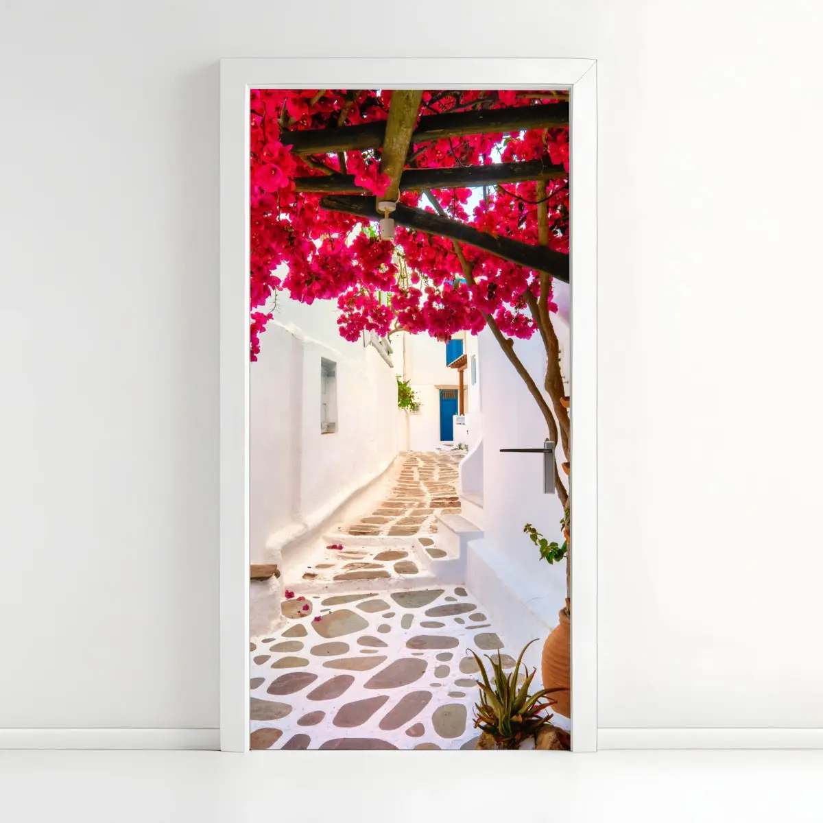 Adesivo per porta vicolo fiorito mediterraneo con bouganville • Wallissimo®