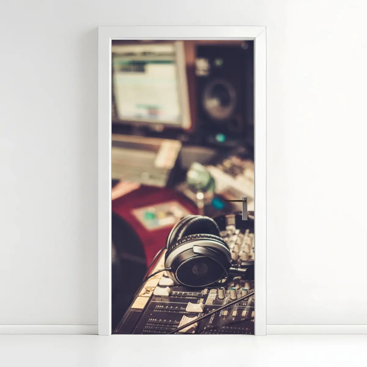 Adesivo per porta notturno da studio: dettaglio di una console di registrazione • Wallissimo®